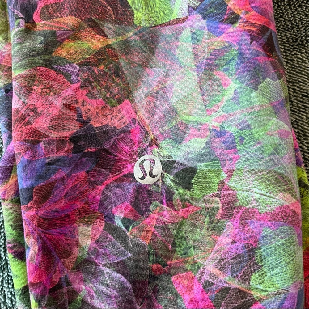 Lululemon Wunder Train High-Rise Tight 25"
Vivid Floral Tone Multi Size 4 - Picture 9 of 12